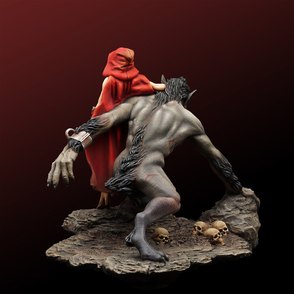 Werewolf Queen miniature – rear view of the werewolf reaching forward