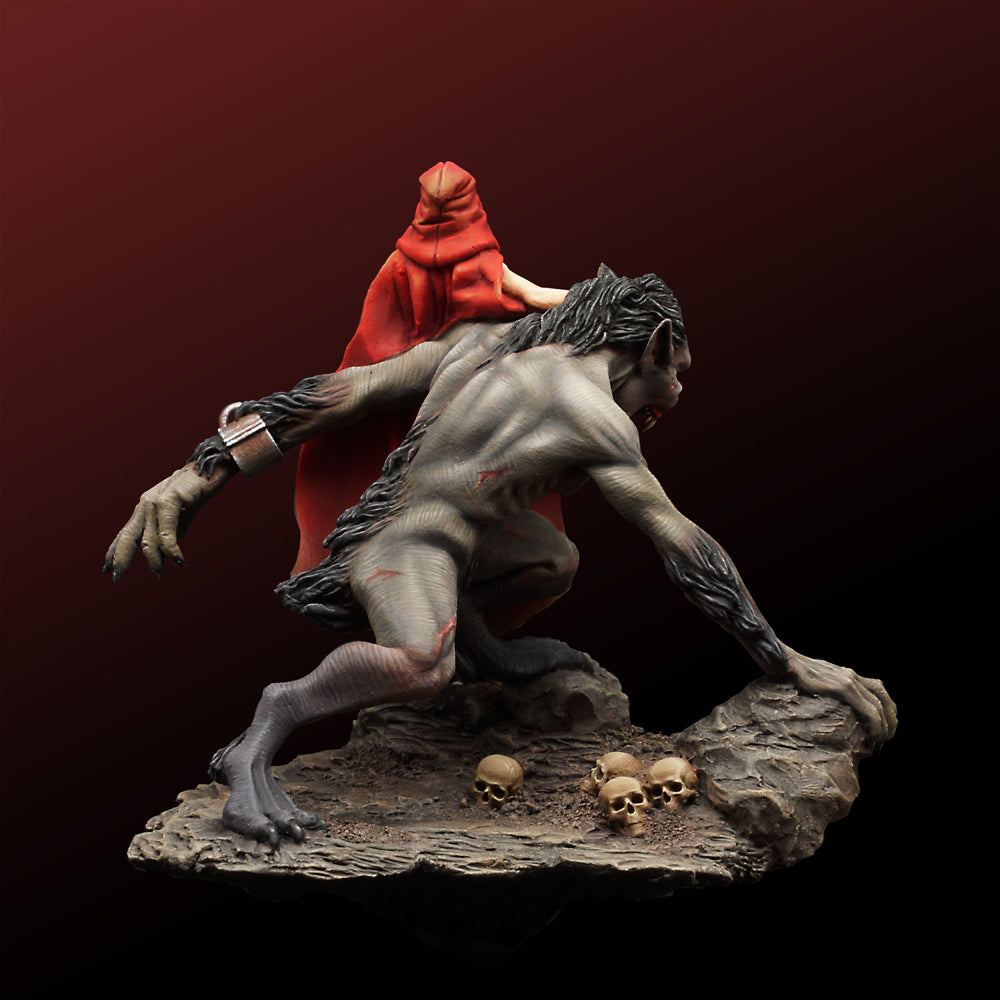Werewolf Queen miniature – back three-quarter view with skulls on the base